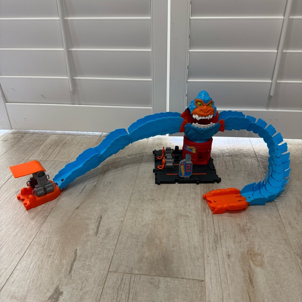 Hot Wheels City Toy Car Track Set, Gorilla Grapple Play set